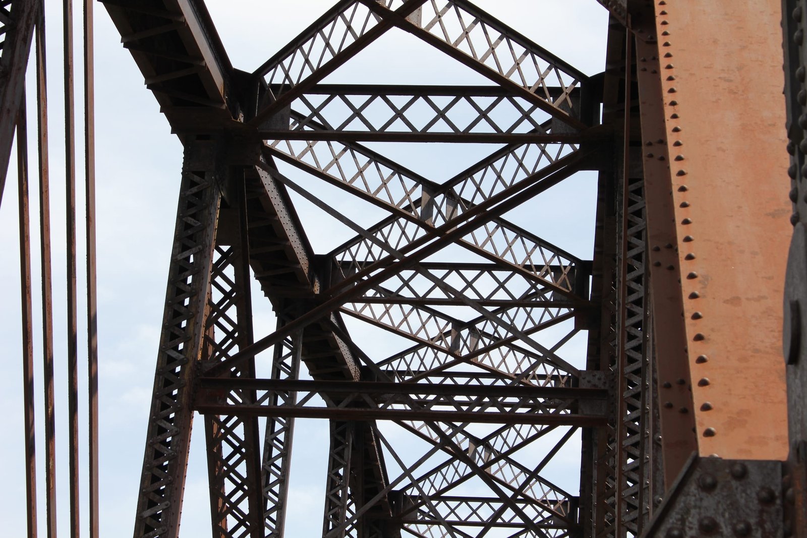 Sway bracing, main span